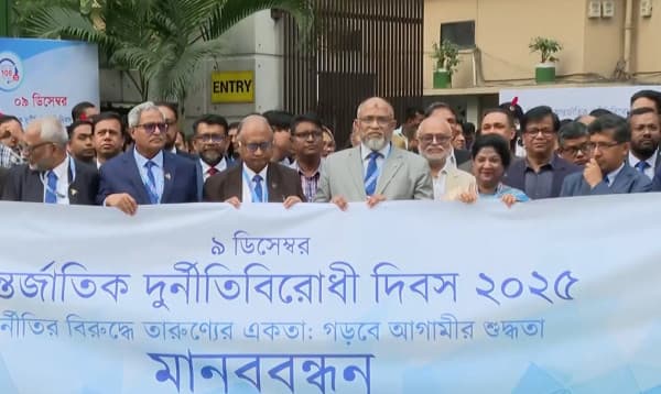 দুর্নীতি কমাতে সঠিক লোককে নির্বাচনের আহ্বান দুদক চেয়ারম্যানের