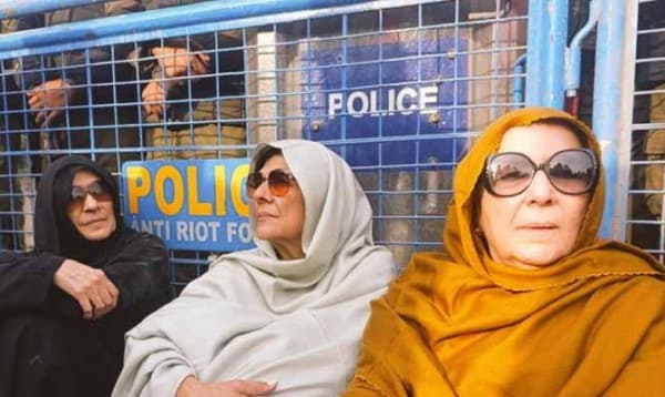 ইমরান খানের সঙ্গে দেখা করতে না দেয়ায় কারাগারের বাইরে বোনদের অবস্থান কর্মসূচি