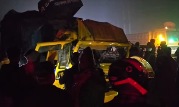 টাঙ্গাইলে কাভার্ডভ্যানের পেছনে ট্রাকের ধাক্কা, নিহত ২