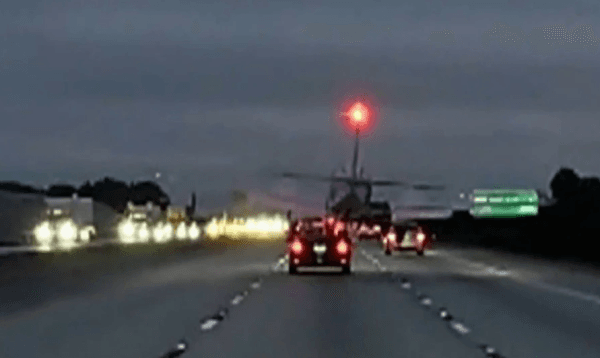 যুক্তরাষ্ট্রে চলন্ত গাড়ির ওপর আছড়ে পড়ল বিমান