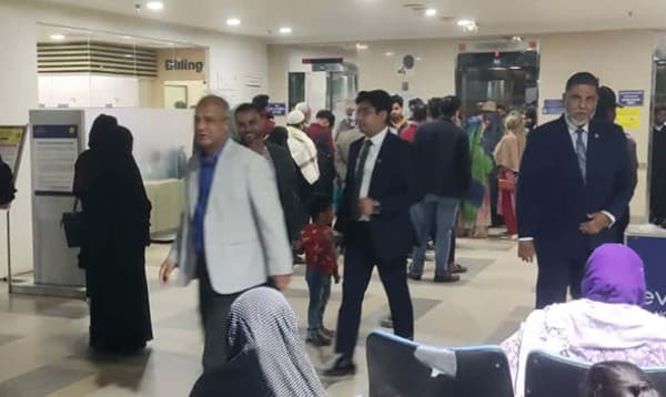 বেগম খালেদা জিয়াকে দেখতে এভারকেয়ারে স্বরাষ্ট্র উপদেষ্টা