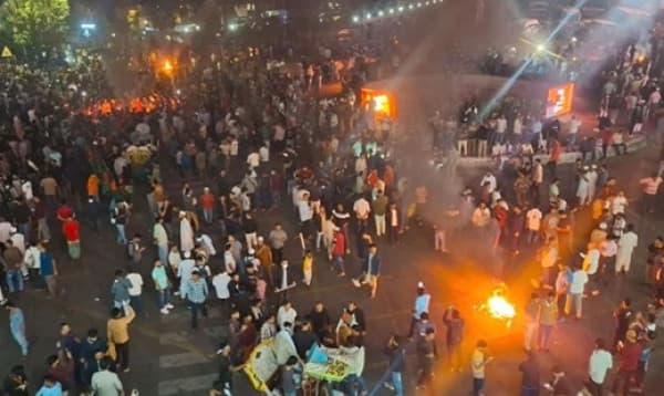 মার্চ পর্যন্ত বিক্রির সুযোগের আশ্বাসে মোবাইল ব্যবসায়ীদের অবরোধ প্রত্যাহার