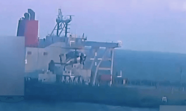 ভেনেজুয়েলার বিশাল তেলবাহী ট্যাঙ্কার জব্দ করল যুক্তরাষ্ট্র, বিশ্ববাজারে বাড়ল তেলের দাম