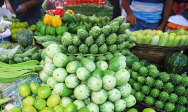 সবজির দাম কমলেও তেল-পেঁয়াজে স্বস্তি নেই