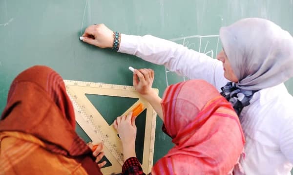 স্কুলে ১৪ বছরের কম বয়সীদের হিজাব নিষিদ্ধ করল অস্ট্রিয়া