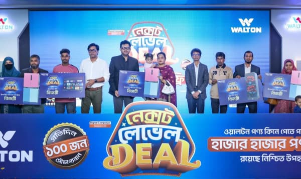 ক্রেতাদের হাতে উপহারের ফ্রিজ-টিভি হস্তান্তর করল ওয়ালটন