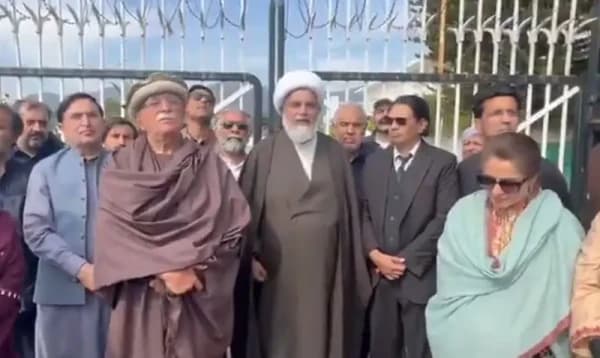 ইমরান খানের সুচিকিৎসার দাবিতে পার্লামেন্টের সামনে পিটিআই সমর্থকদের অবস্থান