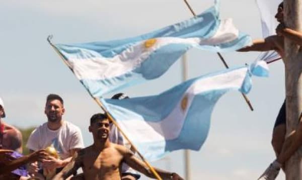 Argentina start froced to abandon bus parade