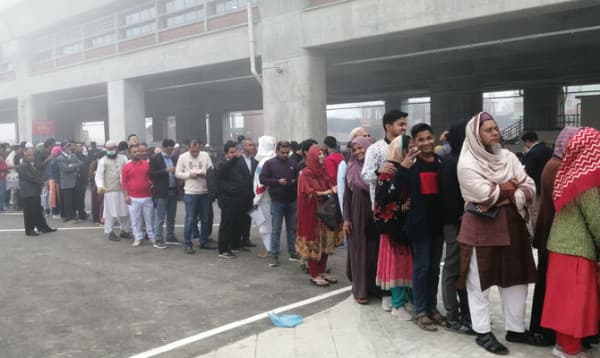 Huge crowd at stations to travel metro rail