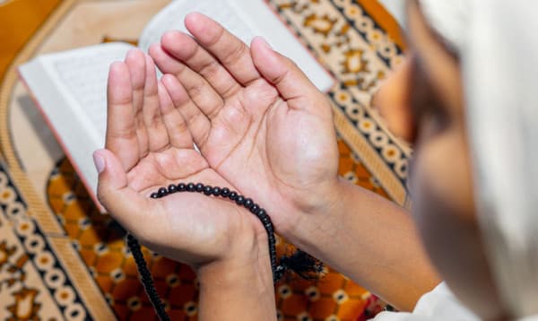 ফজর-মাগরিবের পর যে দোয়া পাঠে গুনাহ মাফ