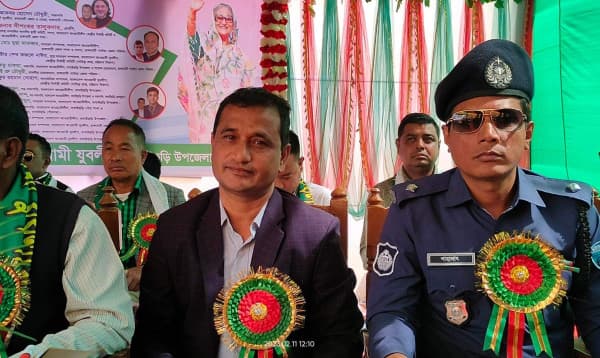 থানার ওসি যুবলীগের সম্মেলন মঞ্চে!