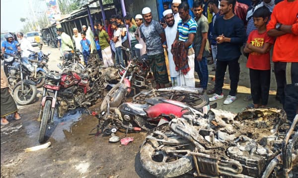 হঠাৎ যেন ফিরেছে আগুন সন্ত্রাস