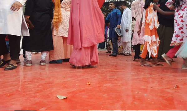 শহিদ মিনারের মূল বেদীতে জুতা পায়ে শ্রদ্ধা