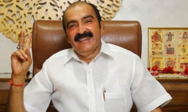 হোটেলে বাসন পরিষ্কার করা ছেলের আয় এখন ৩০০ কোটি!