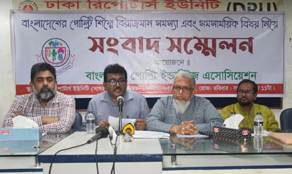 মুরগির মাংস ও ডিমের উৎপাদন কমেছে ২৫ শতাংশ