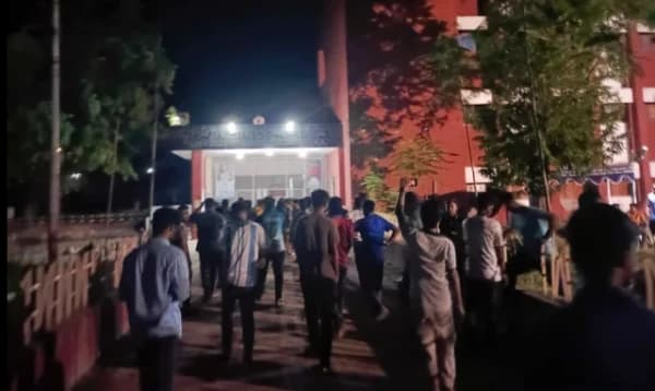সালাম না দেওয়ায় ছাত্রলীগের দুই গ্রুপের মারামারি