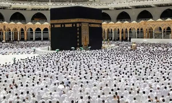 ইহরামের সাদা পোশাকধারীদের উপস্থিতিতে মক্কা এখন জনসমুদ্র