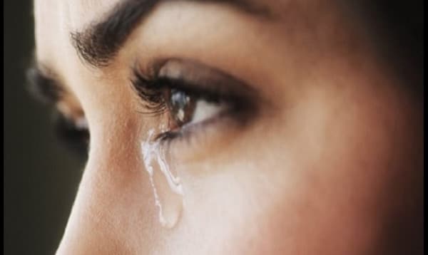যে কারণে চোখের পানি নোনতা হয়
