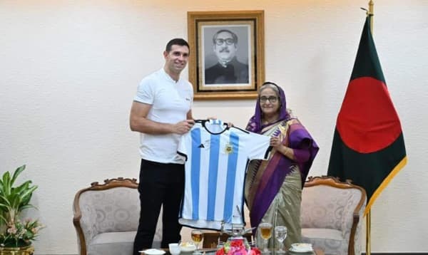 প্রধানমন্ত্রীর সঙ্গে সাক্ষাৎ করলেন মার্টিনেজ, উপহার দিলেন জার্সি