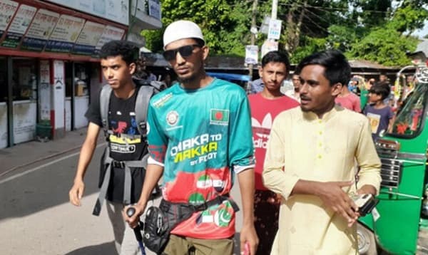পায়ে হেঁটে হজ করতে মক্কা যাচ্ছেন কুমিল্লার আলিফ