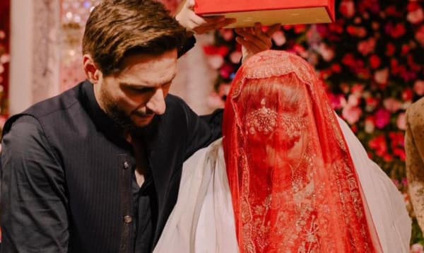 মেজো মেয়ের বিয়ের ঘোষণা দিয়ে আফ্রিদির আবেগঘন পোস্ট
