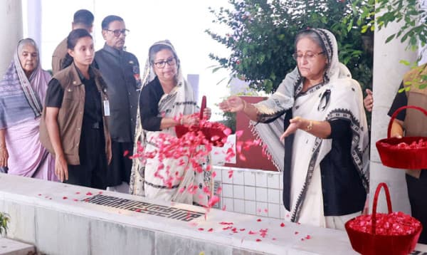 বনানী কবরস্থানে ১৫ আগস্টের শহিদদের প্রতি প্রধানমন্ত্রীর শ্রদ্ধা