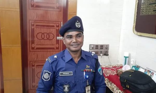 অর্থমন্ত্রীর জন্য ভোট চাওয়া ওসি ফারুক ক্লোজড