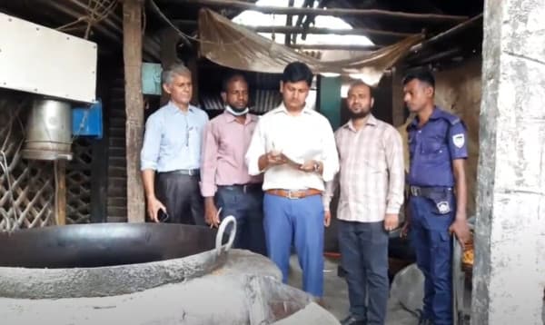 চুয়াডাঙ্গায় বিভিন্ন অভিযোগে ২ চানাচুর ফ্যাক্টরিকে ৩০ হাজার টাকা জরিমানা