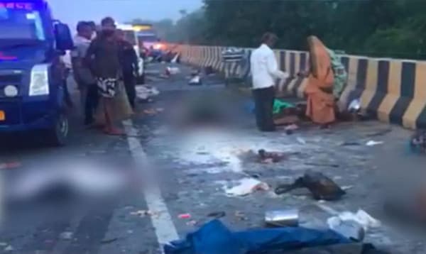 দাঁড়িয়ে থাকা বাসে ট্রাকের ধাক্কায় ১১ যাত্রীর মৃত্যু