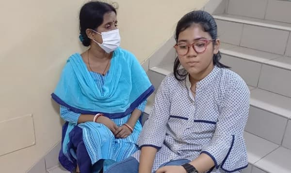 ‘বাবা আর বলবে না, তোমার জন্য কী আনতে হবে মা’
