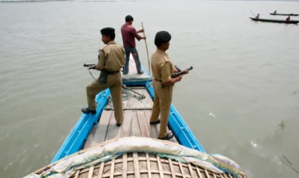 বাংলাদেশ সীমান্তে ভারতের কুমির ও সাপ ছাড়া নিয়ে পরিবেশবাদীদের তীব্র বিতর্ক